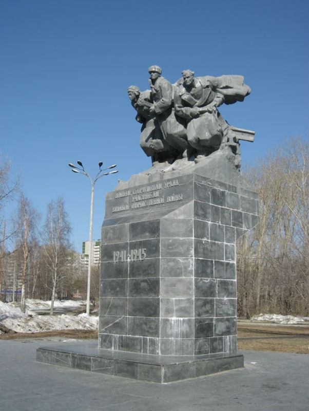 Памятники вов в екатеринбурге. Памятник воинам-спортсменам Урала в Екатеринбурге. Памятник воинам в Екатеринбурге. Памятник воинам спортсменам в Екатеринбурге.